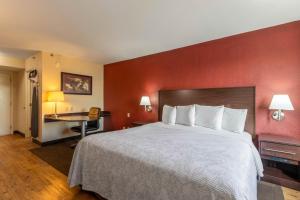 Superior King Room Smoke Free room in Red Roof Inn PLUS+ El Paso East
