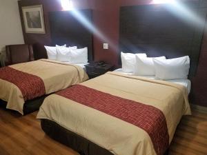  Suite Queen Room with Two Queen Beds with Kitchen - Non-Smoking room in Red Roof Inn & Suites Houston - Hobby Airport