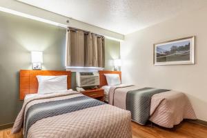 Studio with Two Twin Beds - Non-Smoking room in HomeTowne Studios by Red Roof Louisville