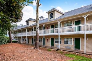 HomeTowne Studios by Red Roof Atlanta – Lawrenceville