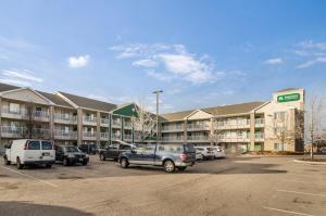 HomeTowne Studios by Red Roof Denver - AirportAurora