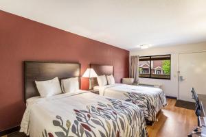 Double Room with Two Double Beds Non-Smoking room in Red Roof Inn Milwaukee Airport