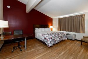 Superior King Room Smoke Free room in Red Roof Inn Vermillion - U of South Dakota