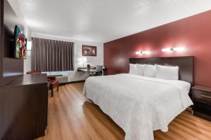 Superior King Room Smoke Free room in Red Roof Inn PLUS+ Columbus - Worthington