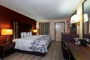 Deluxe King Room Disability Access Smoking room in Red Roof Inn Valdosta - University