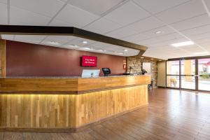 Red Roof Inn & Suites Pigeon Forge Parkway - image 2