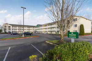 HomeTowne Studios by Red Roof Seattle - KentDes Moines