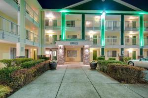 HomeTowne Studios by Red Roof Seattle - KentDes Moines