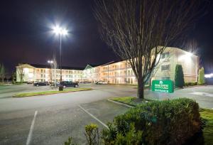 HomeTowne Studios by Red Roof Seattle - KentDes Moines