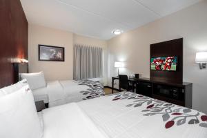 Deluxe Room with Two Double Beds Smoke Free room in Red Roof Inn Raleigh Southwest - Cary