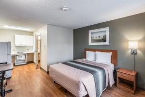 Studio Queen Room Disability Access Non-Smoking room in HomeTowne Studios by Red Roof Spokane - Valley