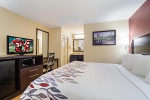 Deluxe King Room - Disability Access/Non-Smoking room in Red Roof Inn Augusta – Washington Road