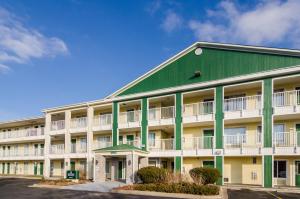 HomeTowne Studios by Red Roof Denver - Glendale Cherry Creek