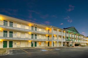 HomeTowne Studios by Red Roof Denver - Glendale Cherry Creek