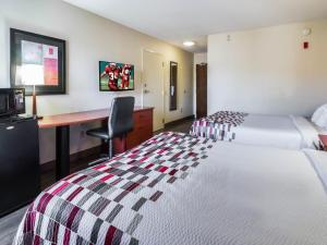  Deluxe Room with Two Queen Beds Non-Smoking room in Red Roof Inn Etowah – Athens TN
