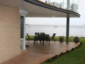 The Clippers 1 fabulous waterfront unit - Lemon Tree Passage