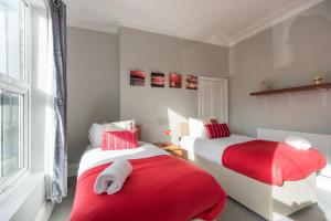 3 Bedroom Saks - 2 Living Area House in Newland Ave Hull