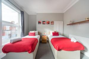 3 Bedroom Saks - 2 Living Area House in Newland Ave Hull