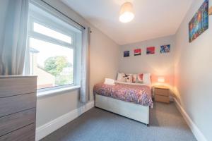 3 Bedroom Saks - 2 Living Area House in Newland Ave Hull
