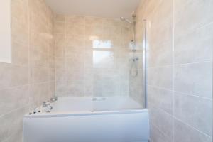 3 Bedroom Saks - 2 Living Area House in Newland Ave Hull