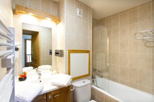Two-Bedroom Apartment room in Résidence Odalys Le Hameau et les Chalets de la Vallée d'Or