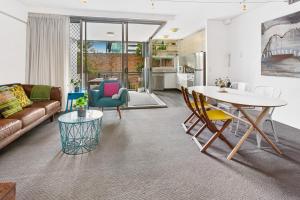 Stylish Valley Unit with Terrace, Parking and Pool