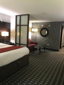 King Suite - Accessible/Non-Smoking room in Comfort Suites Williamsburg Historic Area