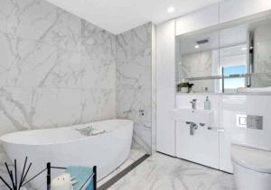Stylish Penthouse with Views & Jacuzzi