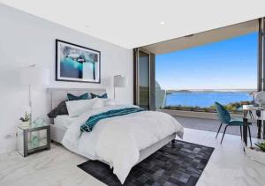 Stylish Penthouse with Views & Jacuzzi