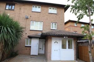 A A Guest Rooms Thamesmead Immaculate 4 Bed Rooms - image 1