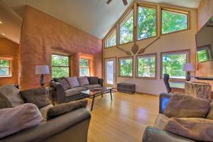 obrázek - Peaceful Custom Carbondale Home with Pool, Near SIU!