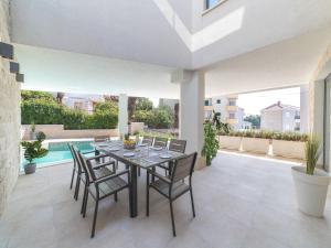 Luxury Villa Trogir 3 with private pool, jacuzzi and gym by the beach on Ciovo - Okrug Donji 