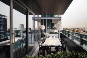 GuestReady - Luxurious Apt in CityWalk by the Mall - image 2