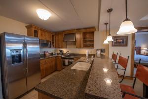Top Floor 2 bedroom Condo in Mountaineer Square- Slopeside condo