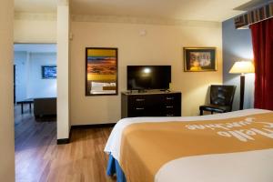Deluxe King Room - Smoking room in Days Inn & Suites by Wyndham Houston North/Aldine