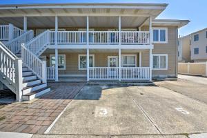 Beach Block Wildwood Condo - Proximity to Dining!