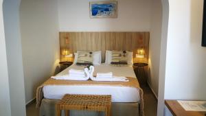 Double Room with Outdoor Hot Tub and Sea Caldera Volcano View room in Kokkinos Villas
