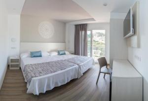 Quadruple Room (3 Adults + 1 Child) room in Hotel Oasis Park Splash