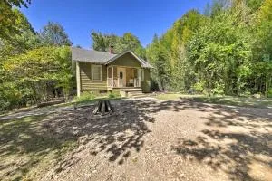 Pet-Friendly Cottage with Fire Pit - 3 Mi to SIU! - Etherton