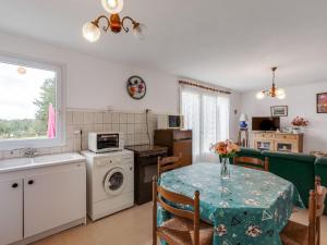 Maisons de vacances Charming Holiday Home in Priziac with Garden : photos des chambres