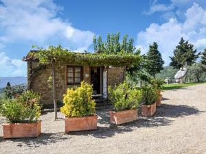 Spacious Mansion in Civitella with Swimming Pool