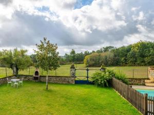 Maisons de vacances Vintage Holiday Home in Loubejac with a Private Pool : photos des chambres