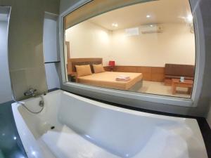 Paradise Hotel โรงแรมพาราไดซ์ท่าม่วง