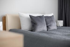 Wola Chic Silver Studio by BookingHost