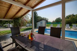 Wonderful villa Nezakcij with pool near the town and the beach