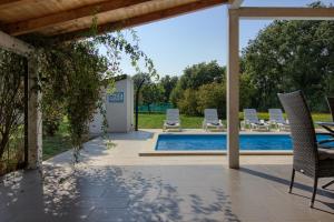 Wonderful villa Nezakcij with pool near the town and the beach