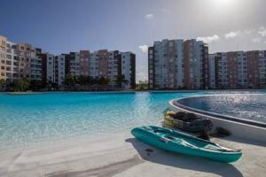 departamento en Cancún con 7 albercas tipo playa y laguna