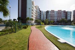 departamento en Cancún con 7 albercas tipo playa y laguna