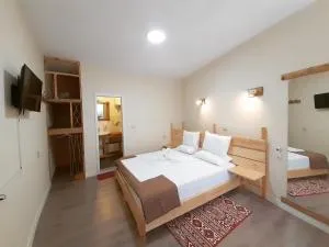 At Pikotiko's - Korca City Rooms for Rent - Dardhë
