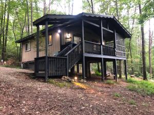 Mountain-top Cabin Get-away with Hot tub and a View